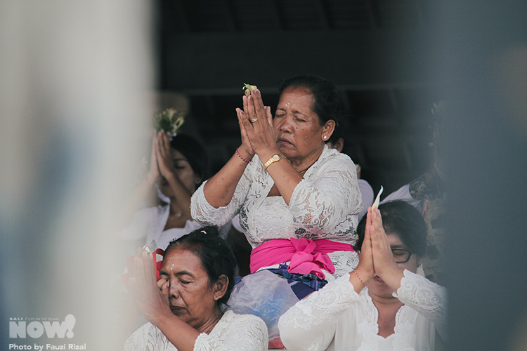 Balinese Praying Fauzi Rizal