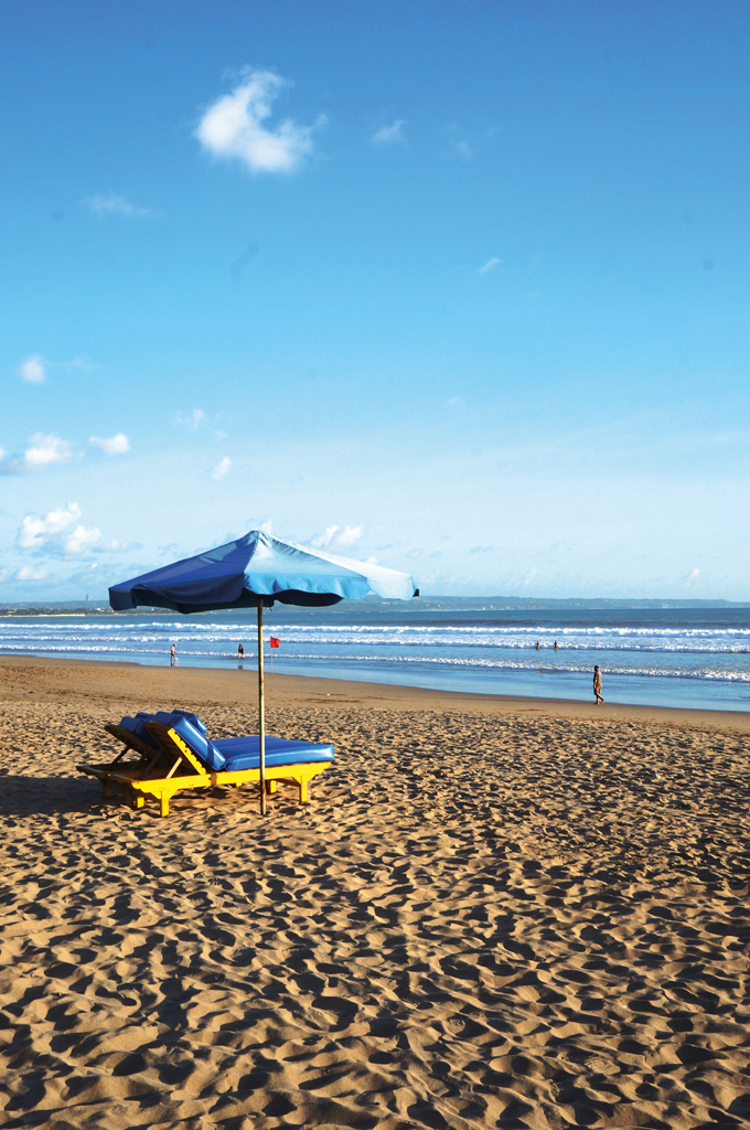 Daybeds-are-calling-for-beach-enthusiast-to-come-and-relax-on-Seminyak-beach