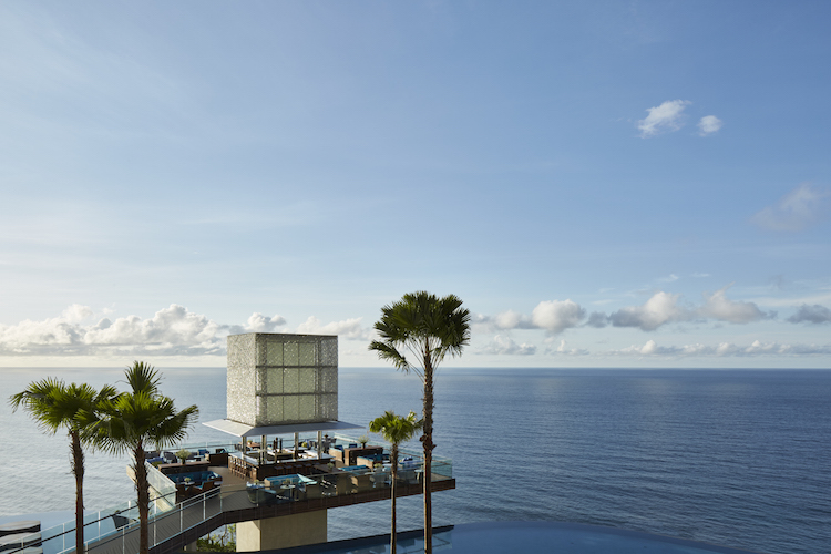 OMNIA The Cube Bar with Infinity Main Pool Credit Martin Westlake