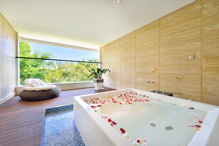 DevinSky Hotel seminyak Jacuzzi Suite Room with Romantic Setup (3)