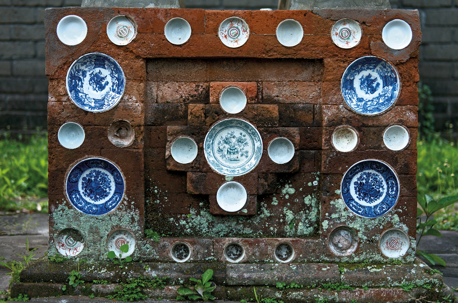 The original Dutch Delftware plates adorn the puri