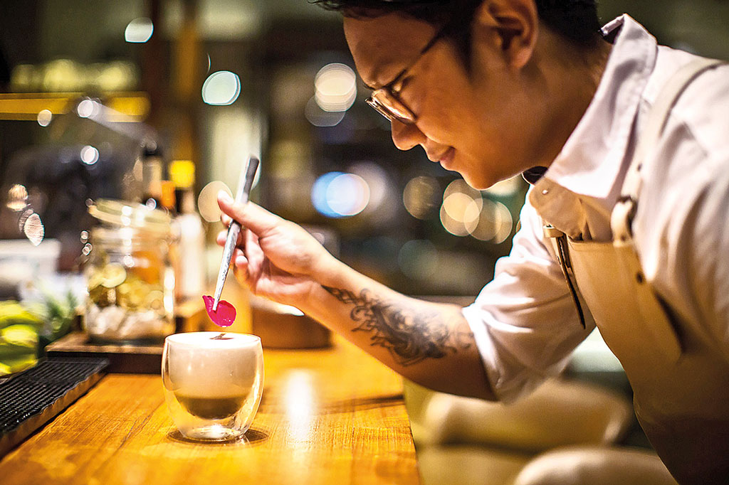 Ayip Dzuhri Mixologist Bali Alila Seminyak Seasalt Restaurant 2