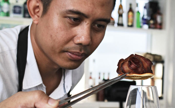 Yudi Hendarsyah Ju-Ma-Na Bali Mixologist Smoke and Fog