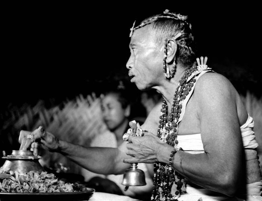 COLLECTIE_TROPENMUSEUM_Een_pedanda_(priester)_van_Selat_bij_het_zuiveringsceremonieel_Metjaru_op_een_huiserf_in_Selat_Bali_TMnr_10001204