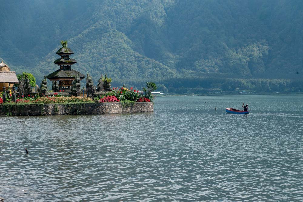 Lake-Bratan-Pura-Ulun-Danu-Beratan-Bedugul-Lakes-Bali 2