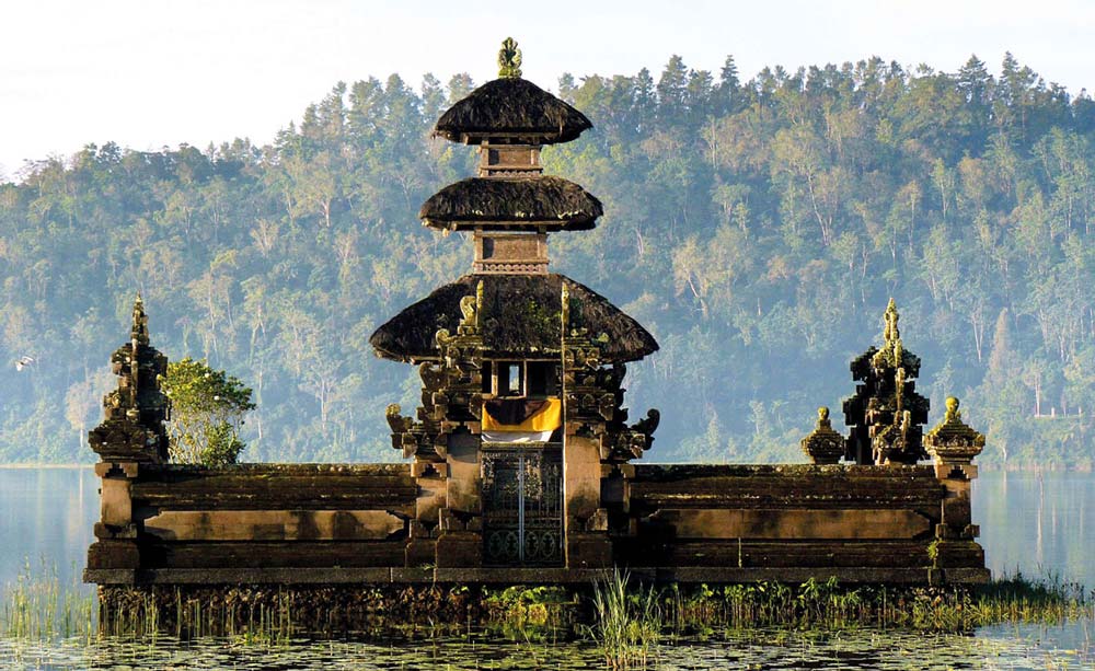 Lake-Bratan-Pura-Ulun-Danu-Beratan-Bedugul-Lakes-Bali 2