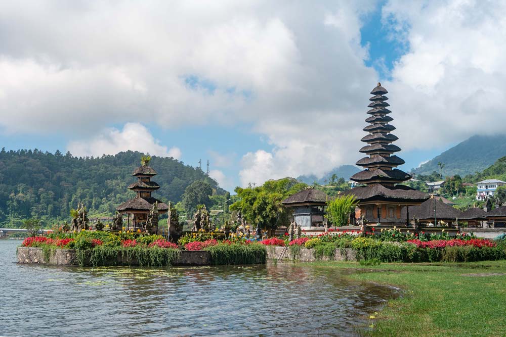 Lake-Bratan-Pura-Ulun-Danu-Beratan-Bedugul-Lakes-Bali 2