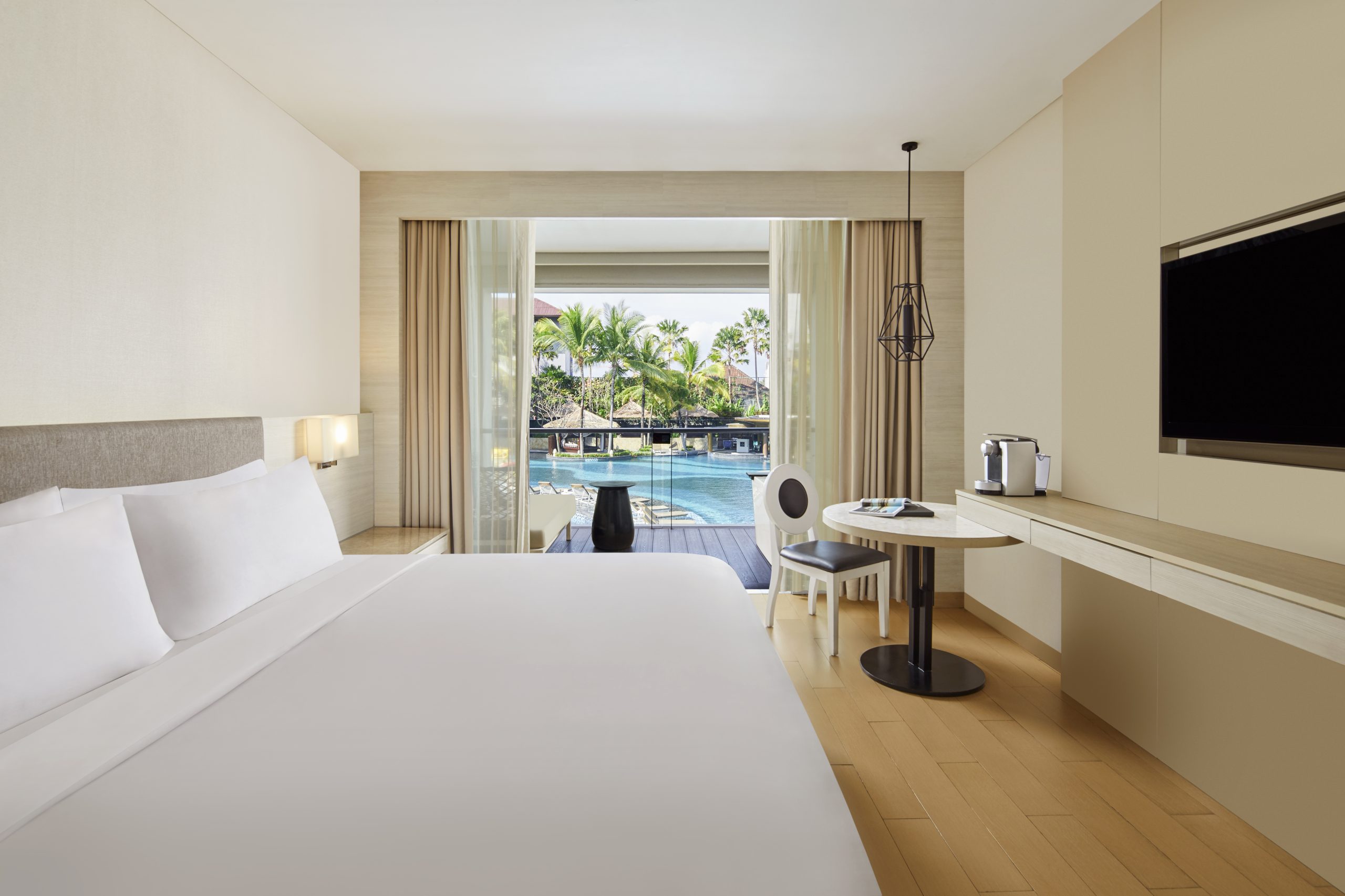 Chambre de luxe avec vue sur la piscine