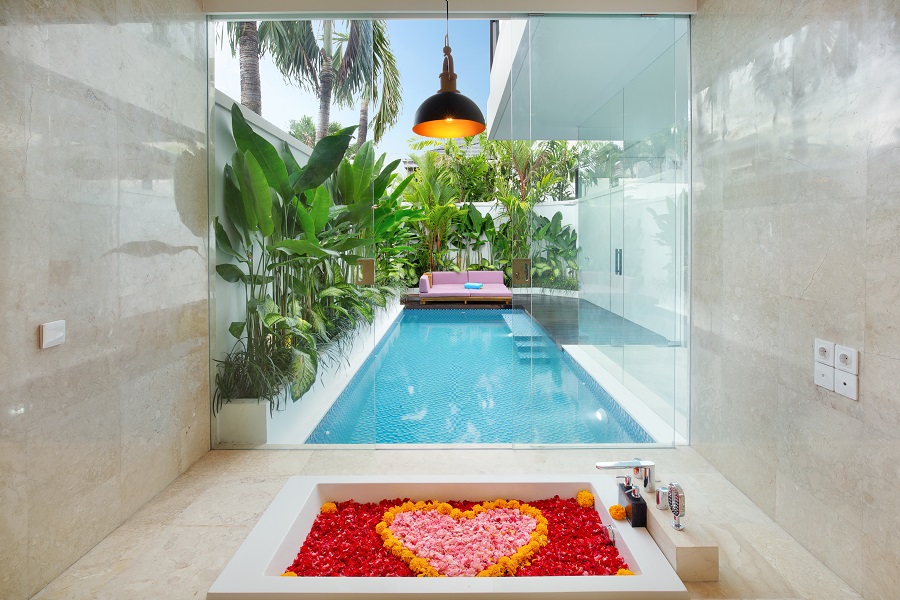 Eight Palms Villa 1 (2 -3 Bedroom Bathtub)