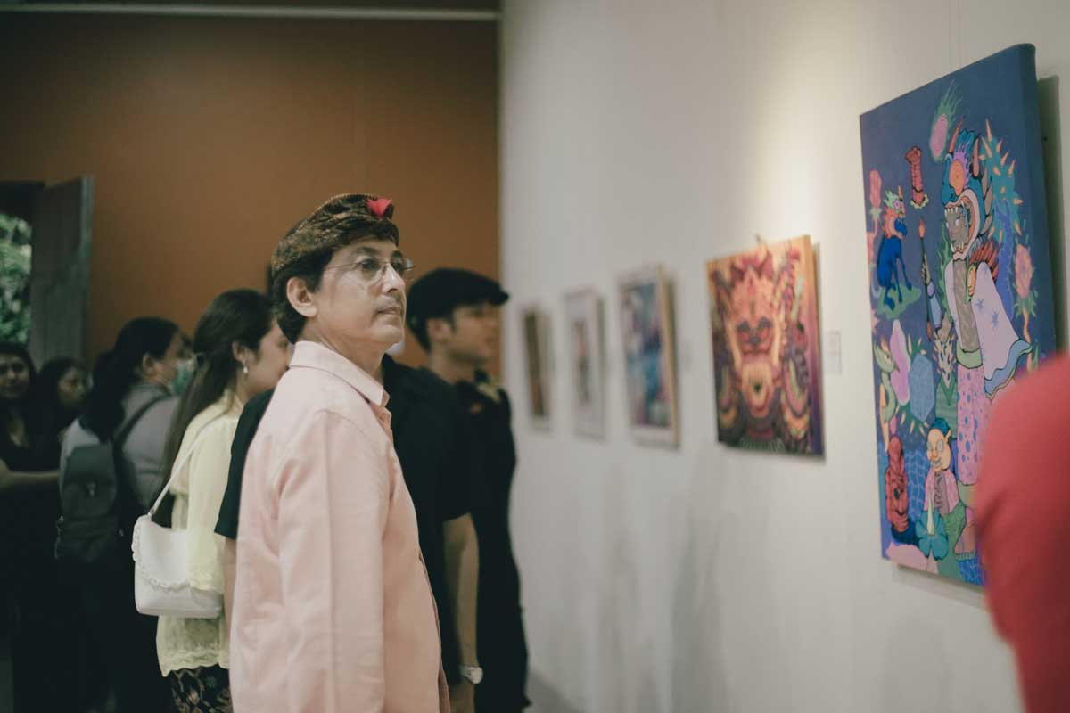 Mario-Blanco-engages-in-the-exhibition-1