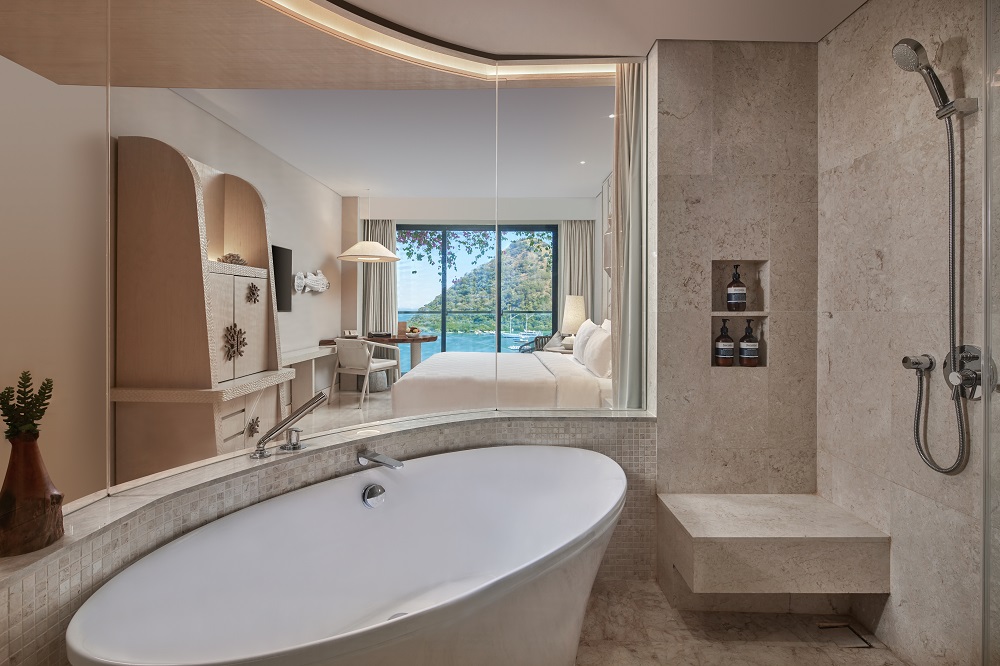 AYANA KOMODO Deluxe Full Ocean Bathroom