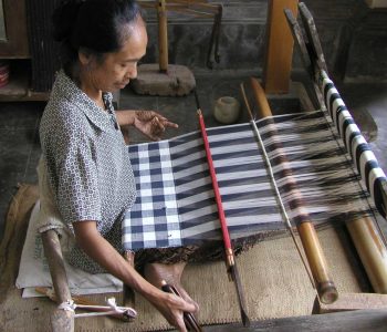 Weaving-poleng-photo-courtesy-of-Threads-of-life
