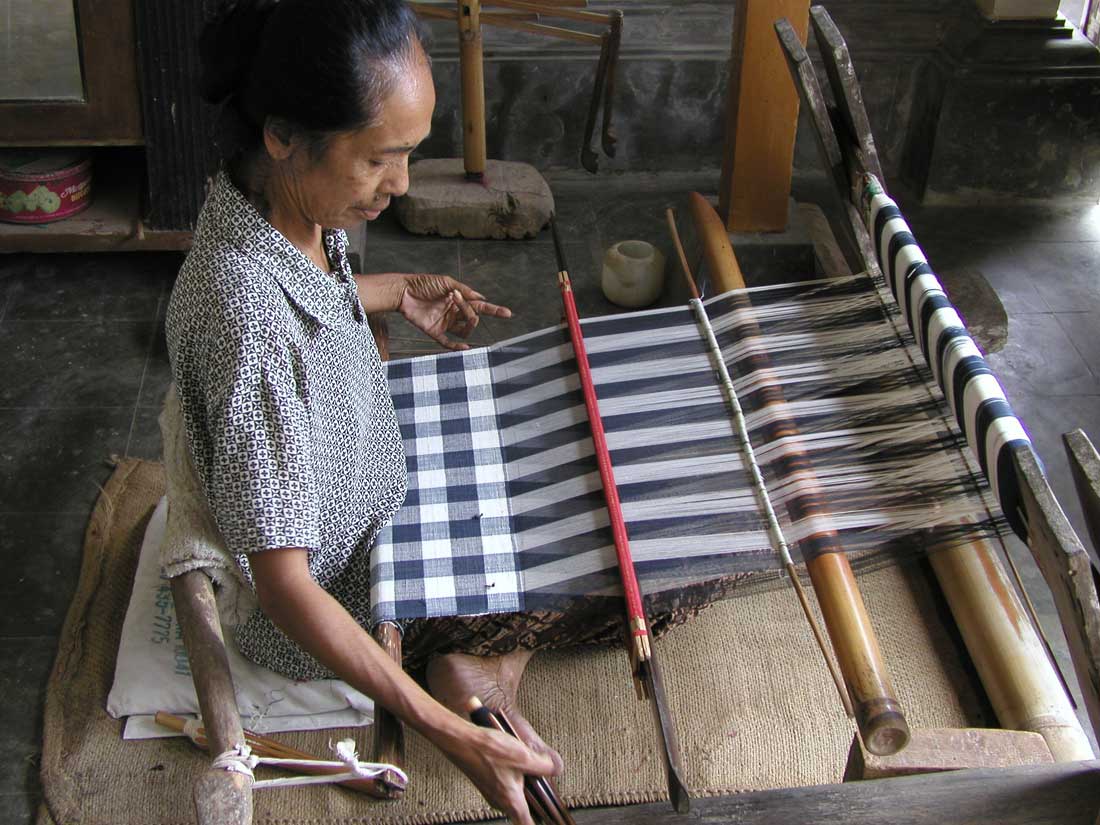 Weaving-poleng-photo-courtesy-of-Threads-of-life