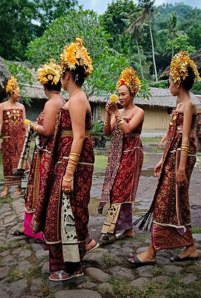 Daha dressed for ceremony