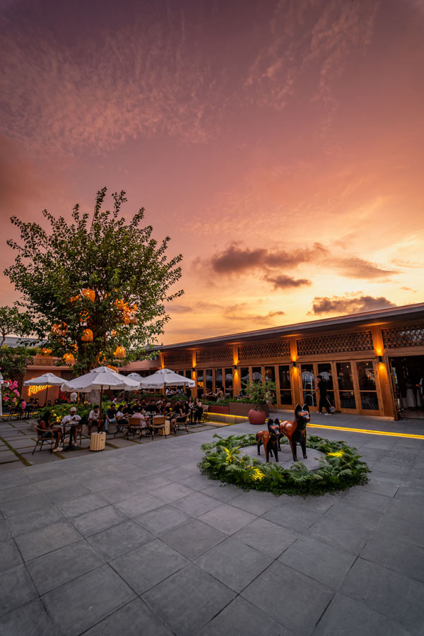 Desa-Kitsuné-Exterior-Sunset