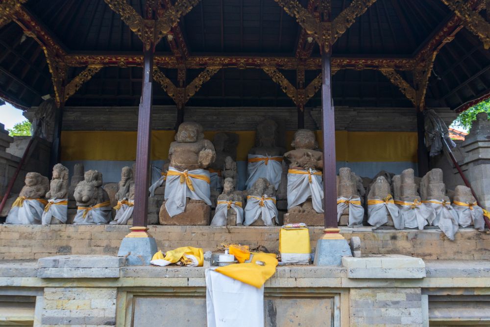 Statues at Pura Penataran Sasih 1