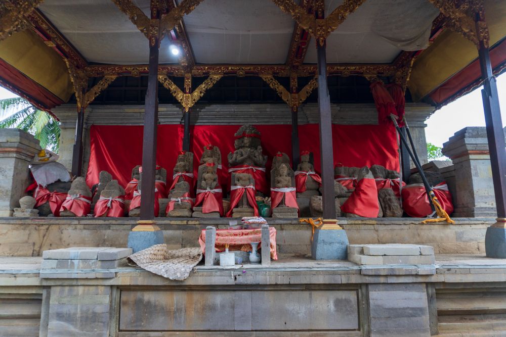 Statues at Pura Penataran Sasih 2