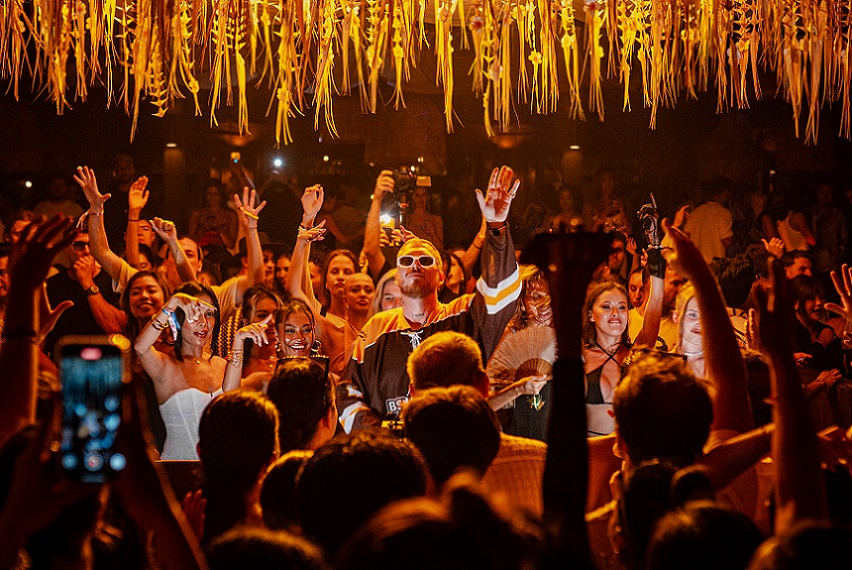 Experience a blend of flavours and rhythm at Ina Ré every Tuesday and Friday. Be it the exquisite food, the vibrant atmosphere, or the perfect blend of both, Ina Ré promises an amazing evening.