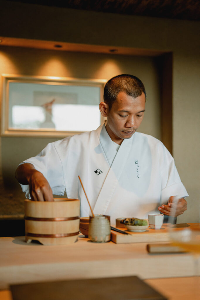 Established since 2018 at the heart of Ginza, Hakkoku offers an unparalleled sushi experience crafted by Hiroyuki Sato. In 2024, the sushiya is excited to extend its culinary journey to Bali—blending the artistry of Japanese cuisine with local Indonesian influences, all rooted in the concept of omotenashi or service from the heart.