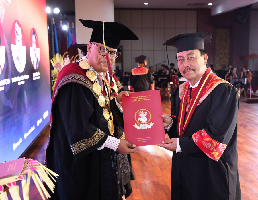 Alongside the Rector of ISI Bali, Prof. Dr. I Wayan Adnyana, S.Sn., M.Sn.,
at the graduation ceremony on February 27, 2025