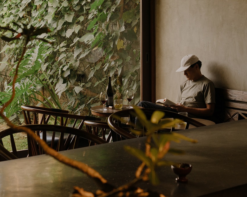 Located just outside the cultural heart of its locale, KAWI UBUD is not your typical bar. Founded by three friends, Christian, Kong and Elaine, the vision behind KAWI was born from a genuine curiosity about Balinese culinary traditions and a desire to create the kind of place they themselves would want to spend time in—welcoming, thoughtful, and quietly confident.