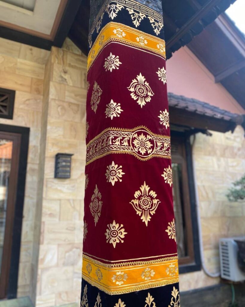 Kain Prada is used to decorate pillars.