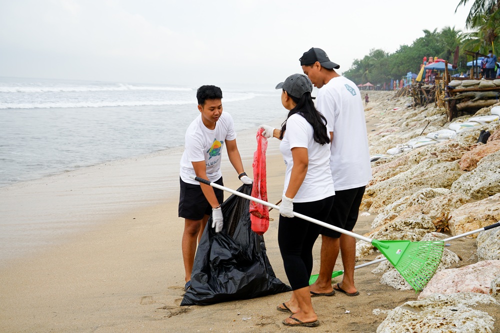 Jamie Oliver Kitchen - Beach Cleaning