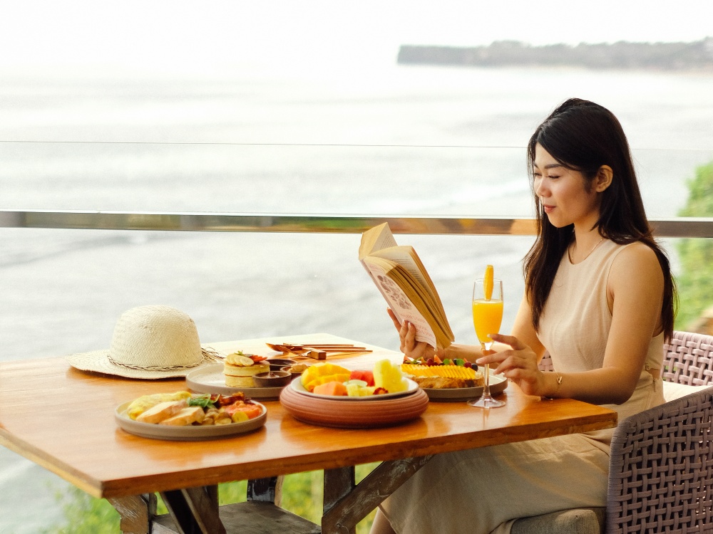 Botol Biru - Breakfast by the Ocean 1