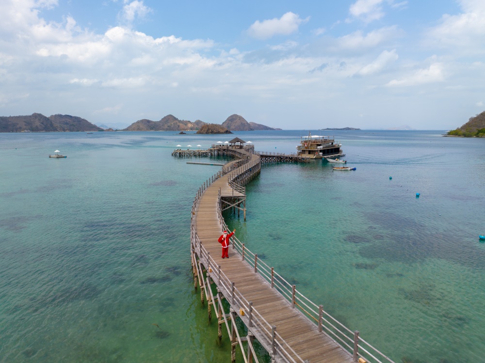 Festive AYANA Komodo Santa-3