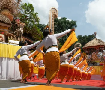 Balinese Dance Explained - Pendet Dance in Ubud