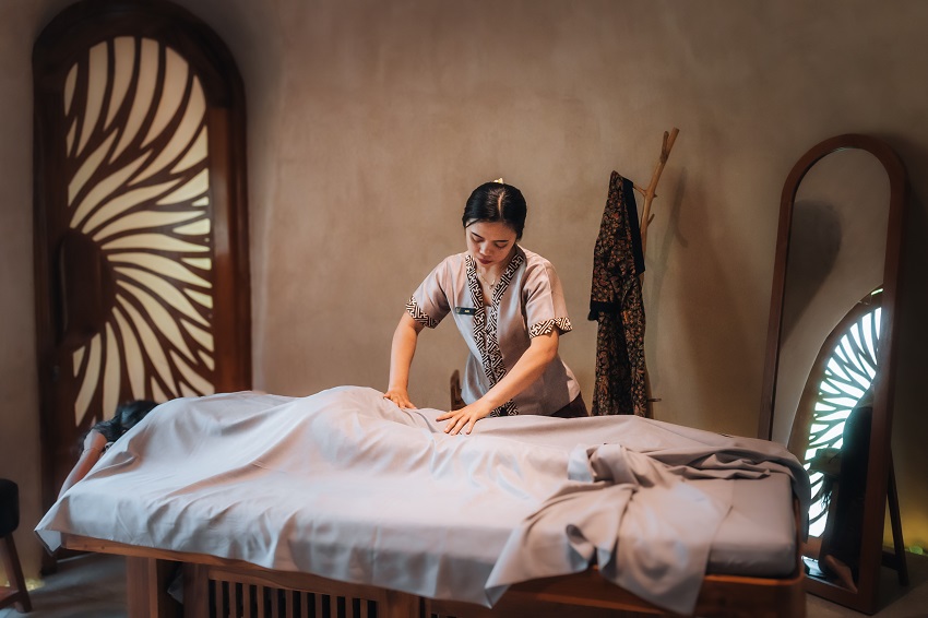 Wellness lies at the heart of the Ulaman Eco stay; all set against the soothing soundtrack of flowing water and jungle stillness. The award-winning Riverside Spa and newly introduced Waterfall Spa offer immersive treatments designed to restore balance, including Balinese massage, hot stone therapy, infrared sauna sessions, steam rooms, and hot and cold plunge pools.