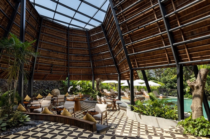 Complementing The Wapa Lux Tent experience is a dedicated Pool & Lounge, where a separate breakfast experience is served, alongside unlimited coffee and tea services throughout the day and in the evening, pre-dinner cocktails and wine. Beyond the lounge, guests can wander all the way down to the river where gardens, balés, an outdoor playground and a cooking class pavilion sprawl across the open banks.