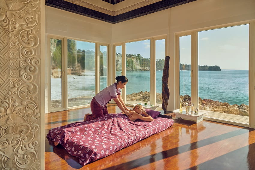 Honouring Indonesia’s rich healing heritage, AYANA Spa’s Traditional Therapies of Indonesia draw upon time-honoured rituals that blend massage techniques, herbal infusions, and natural beauty practices. These rituals are carefully curated to restore harmony, balance energy, and reconnect guests with a sense of inner well-being rooted in cultural wisdom.