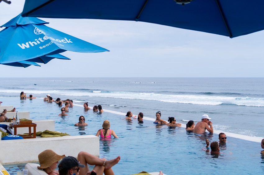 White Rock Beach Club introduces a new scale of beachfront leisure to Bali, set between the dramatic limestone cliffs of Melasti and the open horizon of Ungasan’s southern coastline.