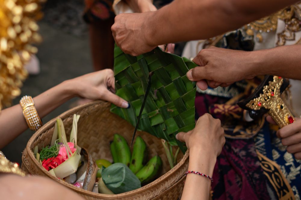 Tusuk Tikeh, one of the process in pawiwahan.
