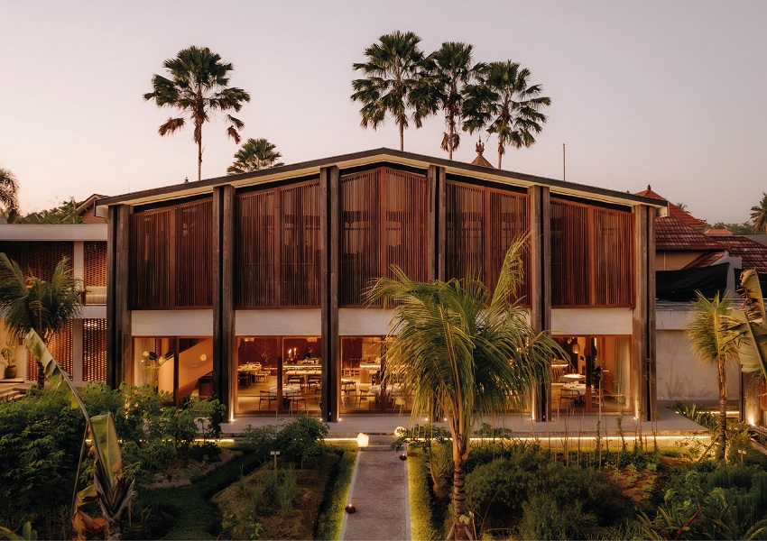 Guests can choose between BASÈ Pure or the more expansive BASÈ Journey tasting menus, with beverage pairings ranging from wines and botanical cocktails to non-alcoholic options. Lunch on Fridays and Saturdays presents a lighter expression of the kitchen’s philosophy through a la carte selections and tasting menus.