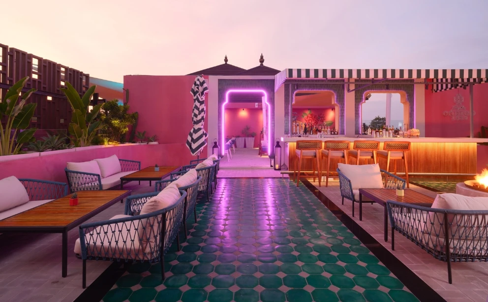 Crowning the rooftop of Mövenpick Resort & Spa Jimbaran Bali above the energy of Samasta Lifestyle Village, Adriana Cocina & Bar offers a mood beyond a dining experience. With sweeping skies above and the rhythm of Jimbaran below, the venue blends Mexican spirit with Bali’s relaxed coastal charm.