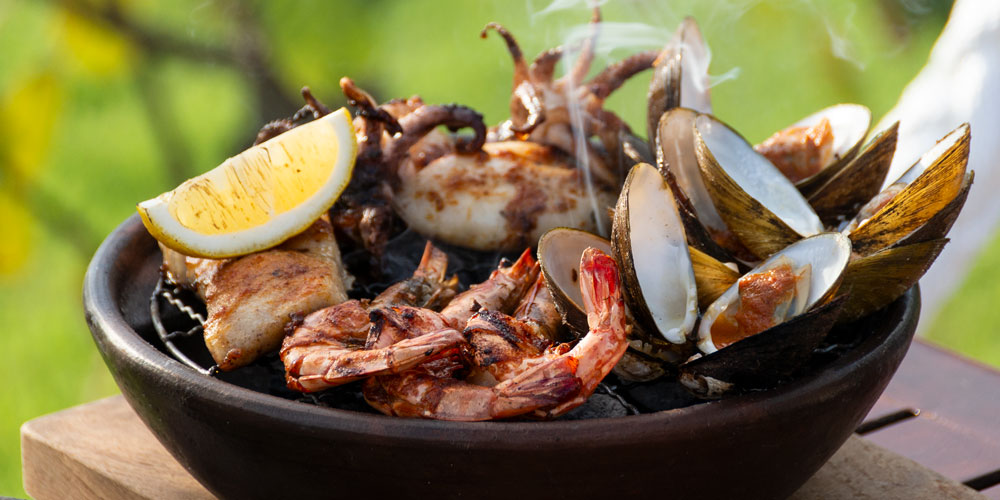 The diverse menu at ENVY celebrates global flavours, carefully curated to cater to every palate. It features sumptuous appetisers, crisp salads, chargrilled burgers and sandwiches, specialty wraps and soft tacos, handcrafted stone-oven pizzas, rich pasta dishes, and indulgent lava-stone-grill selections. The inclusive menu also offers an array of vegan, vegetarian, and gluten-free selections.