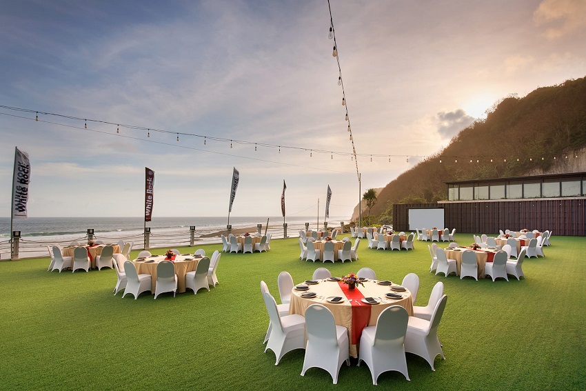 White Rock Beach Club stands as one of southern Bali’s most expansive beachfront spots where leisure, celebration, and large-scale events come together in a coastal setting. 