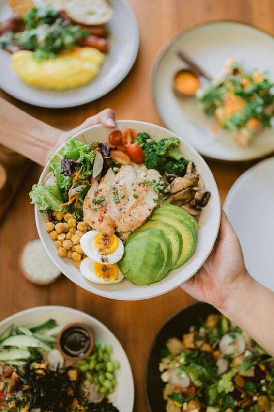 Tablespoon Ubud’s signature highlights include the richly layered Fukuoka Tonkotsu Ramen, Pan-Seared Salmon with silky Beurre Blanc Sauce, vibrant Tuna Latino, aromatic Singaporean Black Pepper Chicken, perfectly grilled Striploin Steak, and Seafood Aglio e Olio. For a sweet finale, Choco Mango and Apple Pie Crumble offer a comforting yet indulgent close to the meal.