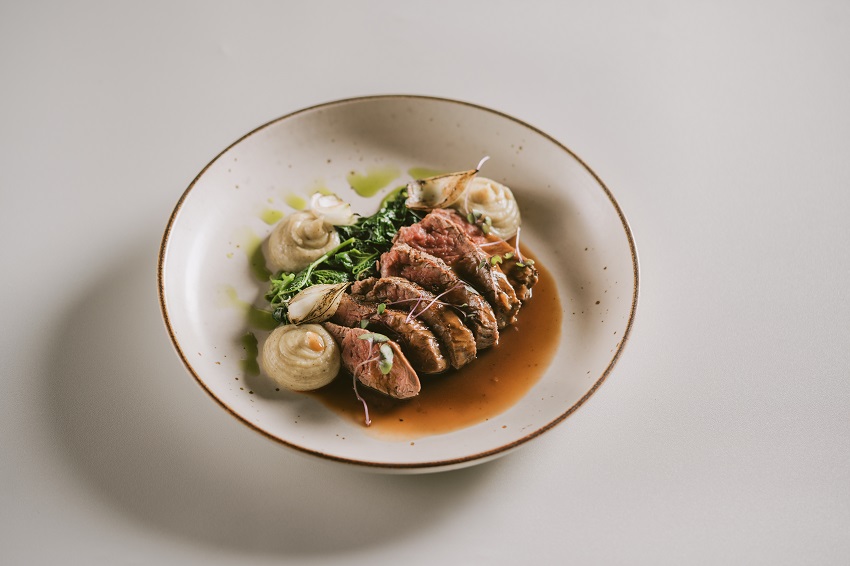 Tablespoon Ubud’s signature highlights include the richly layered Fukuoka Tonkotsu Ramen, Pan-Seared Salmon with silky Beurre Blanc Sauce, vibrant Tuna Latino, aromatic Singaporean Black Pepper Chicken, perfectly grilled Striploin Steak, and Seafood Aglio e Olio. For a sweet finale, Choco Mango and Apple Pie Crumble offer a comforting yet indulgent close to the meal.