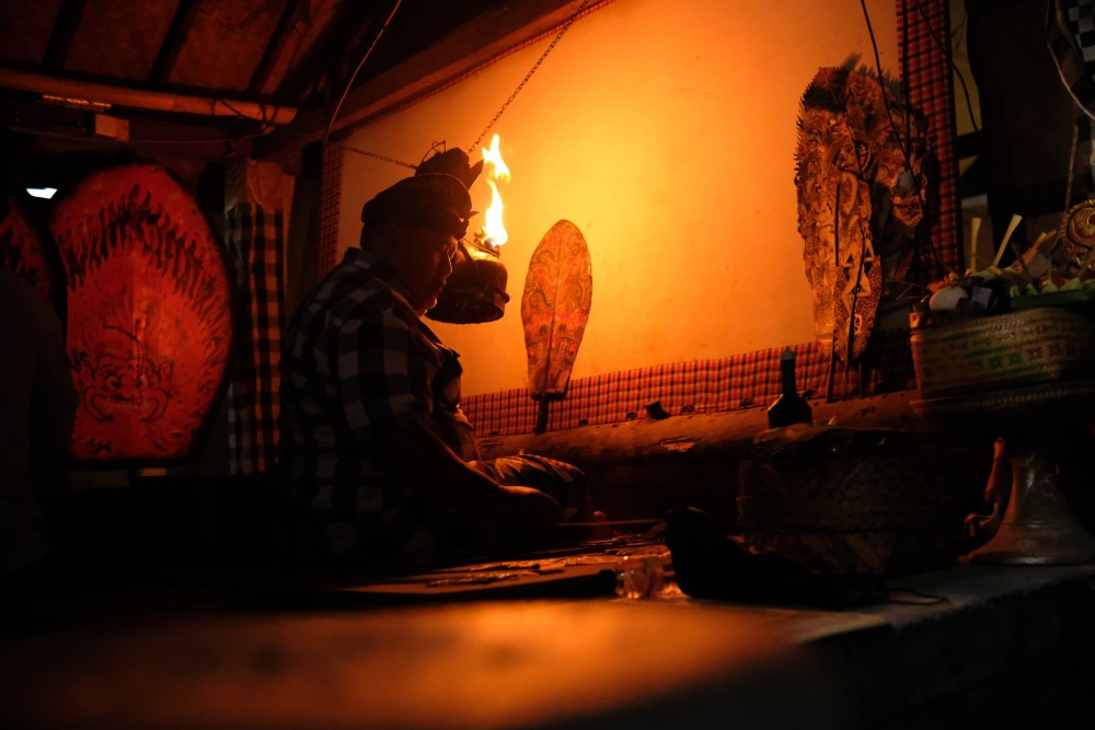 Made Sukadana, Puppet Master Performance. Photo courtesy of Kerta Art