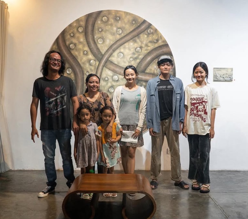 Balinese.-painter-Nyoman-Darmawan-and-family-at-Nonfrasa