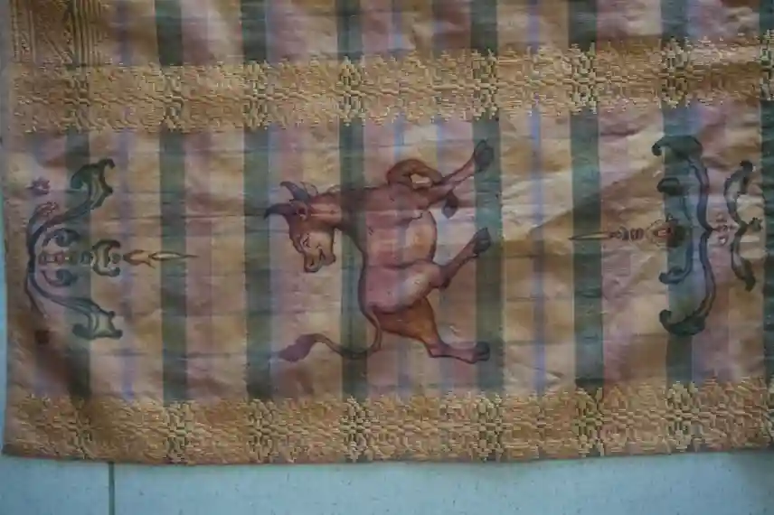 Bu Dayu Design and Dyed Her Husband Painted on it