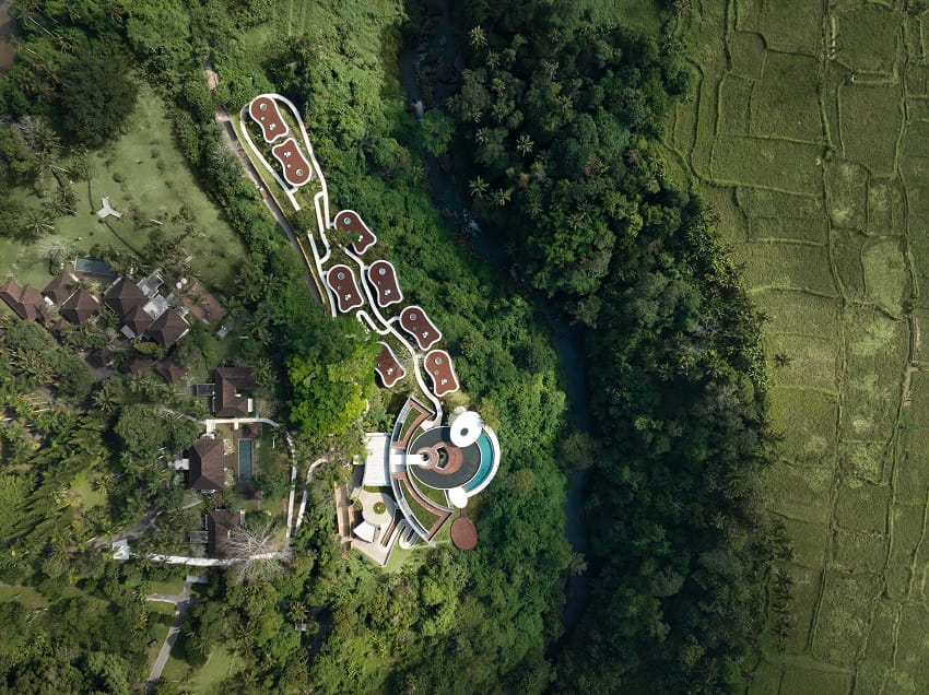 Bumi Kinar, which takes its name from two Indonesian words, earth (bumi) and light (sinar), was inspired by the resort’s magical location, perched at the edge of a deep, forested ravine. As the sun rises over the opposite valley’s edge, the warm morning rays wash across the majestic property – light and earth meeting, here at Bumi Kinar.