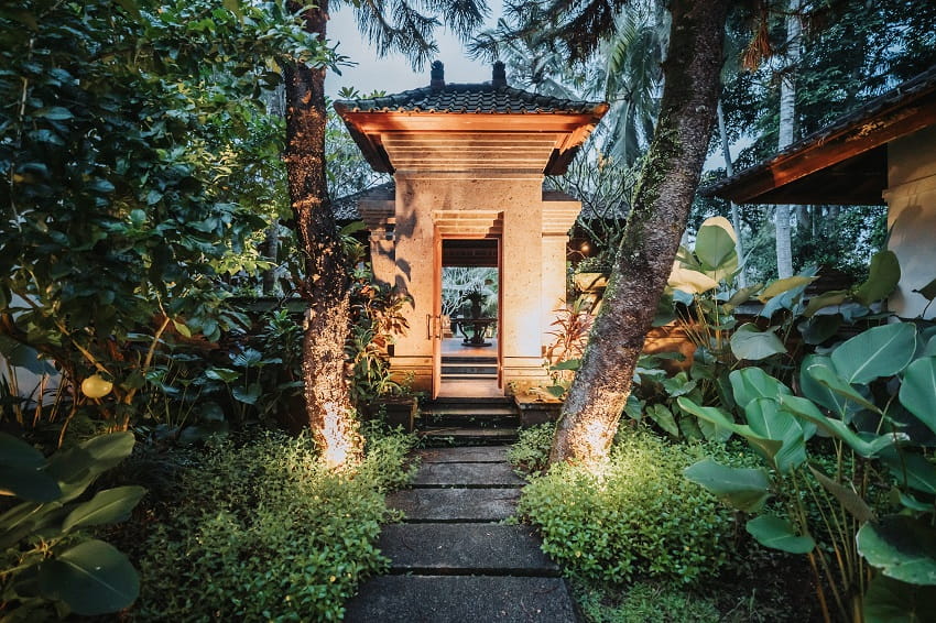 Running through the entire resort is a commitment to Indonesia’s land and community, whether its the restaurant sourcing directly from Bali farms, in-room amenities provided by local artisans, or the furniture and interiors all made by Indonesian producers. From Heritage to Skylight, Bumi Kinar grounds guests into the setting, a place shaped entirely by its surroundings, by the land and by the light.