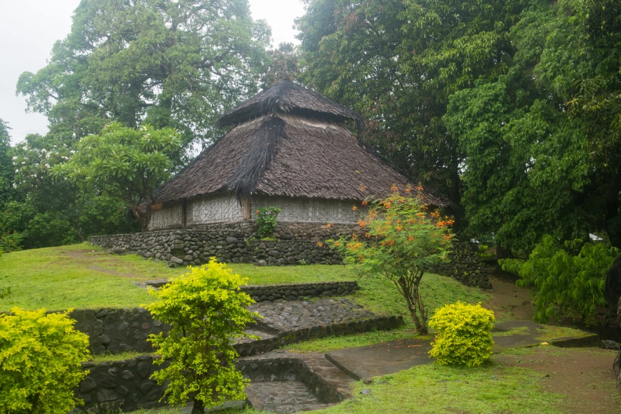 The old mosque at Bayan, photo by David Metcalf