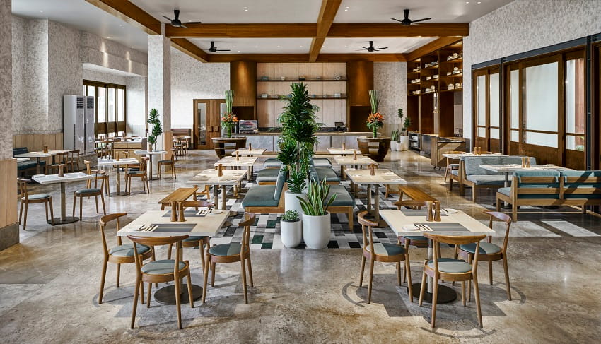 For dining, guests can explore a variety of Indonesian, Asian, and international dishes at Roomah, the resort’s all-day dining destination located on the ground floor. Derived from the Indonesian word rumah, meaning ‘home’, the restaurant exudes a cosy, welcoming ambience. From hearty buffet breakfasts to satisfying lunches and dinners, Roomah is where every craving is met with comfort and flavour.