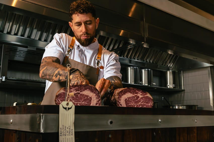 “We want our culinary concept to be transparent,” shares Chef Jeremy Hunt. As a South African – growing up on a cattle farm no less! – Chef Jeremy is no stranger to beef, and the nation’s biltong and braai culture seems to have instilled in him an innate proficiency with grills and meat preparation. This is channelled straight into designing the menu at SALTLICK.